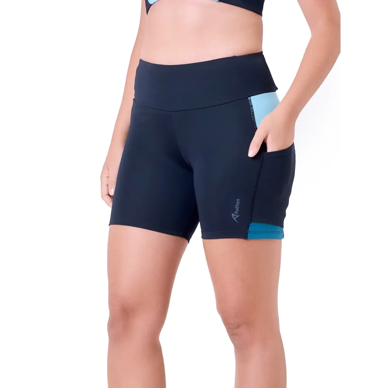 Bermuda feminina Essential Run preta vista lateral com bolsos funcionais
